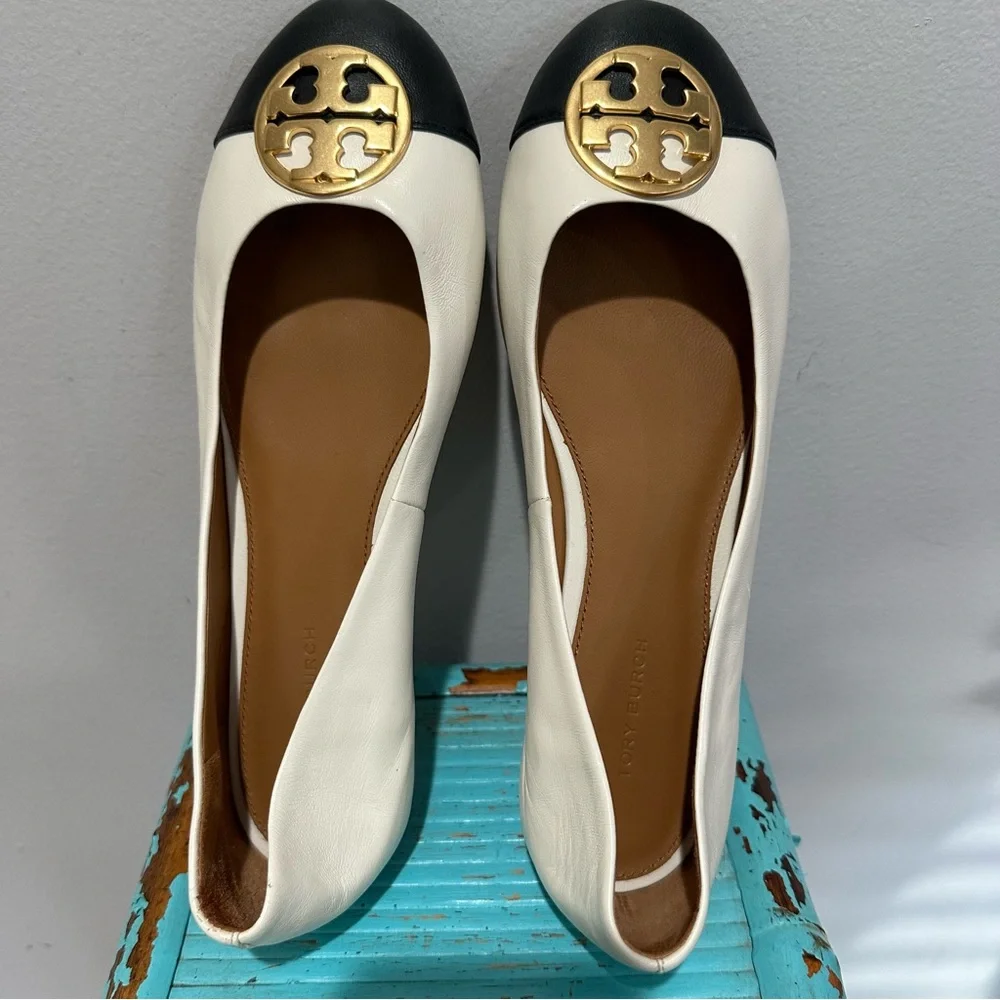 Tory Burch Cap-Toe Ballet Flat Cream Black Leather Gold Tone Logo Medallion 8.5